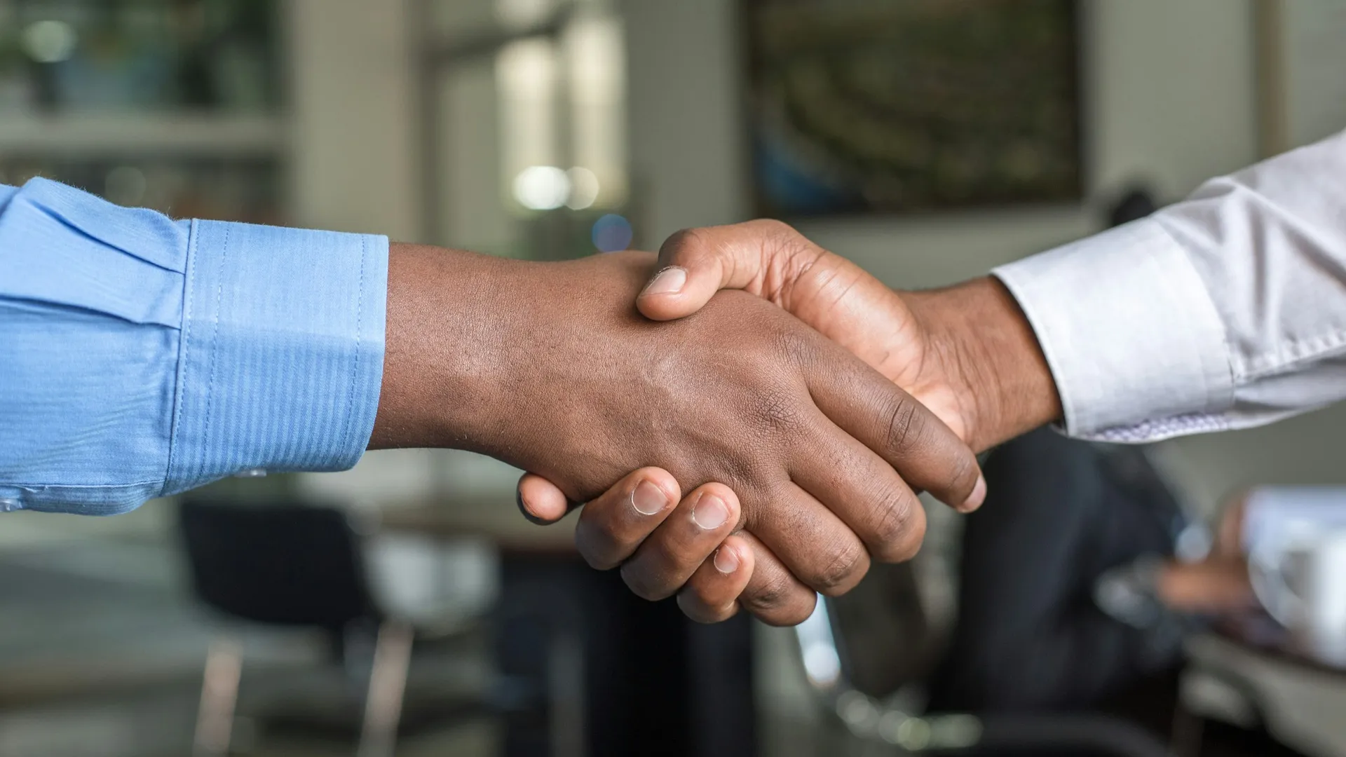 Handdruk tussen twee mensen na een adviesgesprek